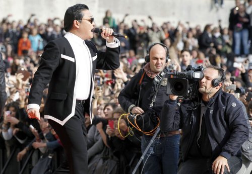 20.000 человек исполнили Gangnam Style во время флешмоба в Париже