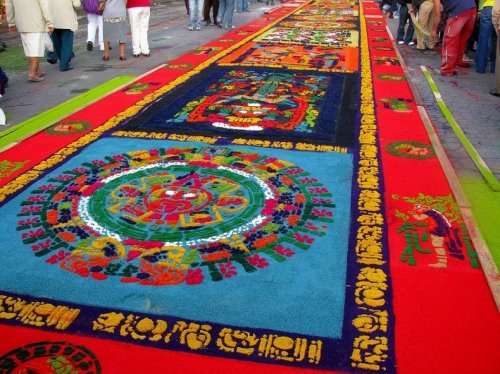 Красочные ковры из опилок, которые создают в Ла-Антигуа