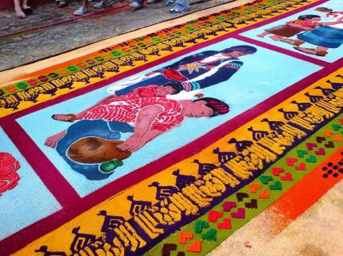 Красочные ковры из опилок, которые создают в Ла-Антигуа