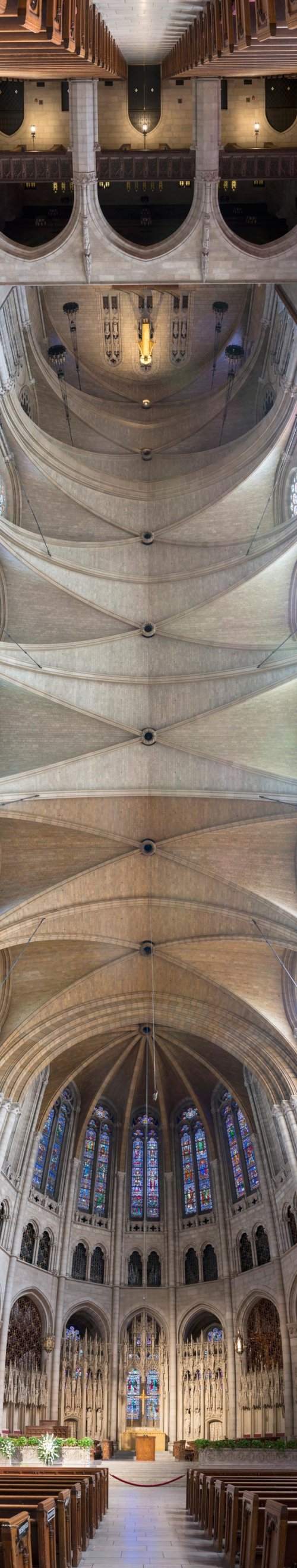 Удивительные вертикальные панорамы церковных потолков