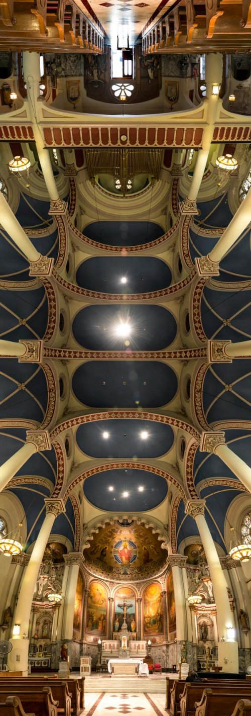 Удивительные вертикальные панорамы церковных потолков
