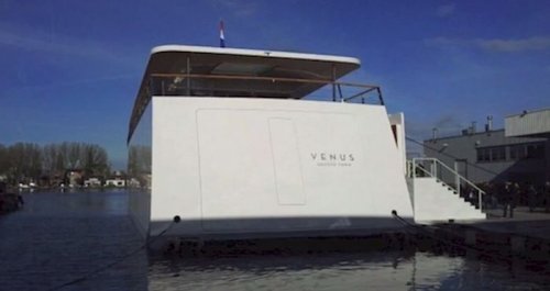 Яхта Стивена Джобса «Venus» предстала во всей красе в  городе Алсмер