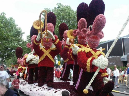 Завораживающая красота цветочных инсталляций на параде цветов в Голландии