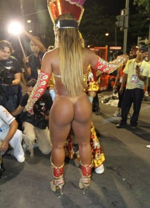 Как держатся трусики на бразильских танцовщицах?
