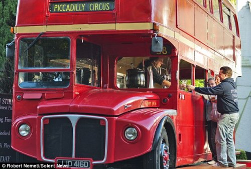 Мобильный паб из двухэтажного лондонского автобуса