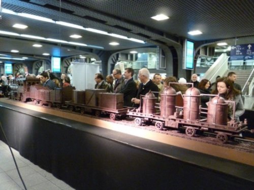 Невероятно детальный 34-метровый макет поезда, сделанный из шоколада