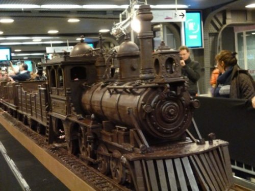 Невероятно детальный 34-метровый макет поезда, сделанный из шоколада