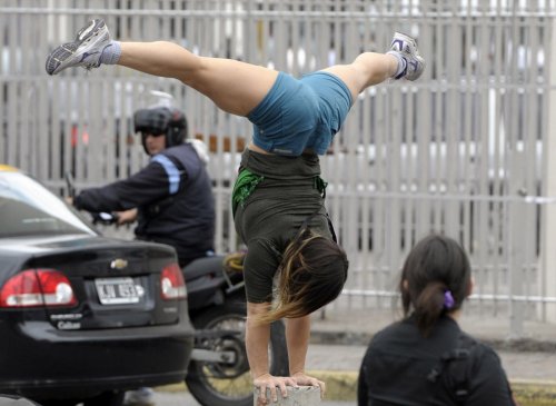 Уличные "танцы на шесте" в Буэнос-Айресе