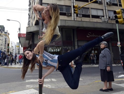 Уличные "танцы на шесте" в Буэнос-Айресе