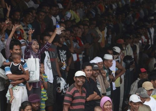 8-летние жокеи, участвующие в скачках в Индонезии