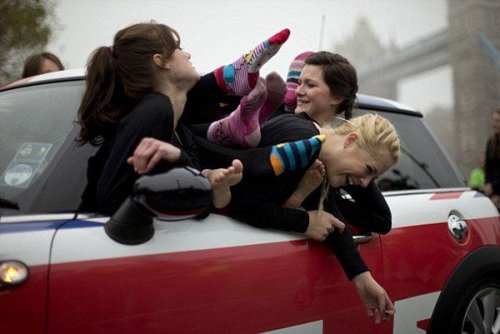 Лондонские гимнастки влезли в MINI Cooper, побив прошлогодний рекорд