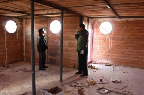 Человек строит собственный ковчег в преддверии апокалипсиса 2012