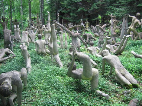 Экспозиция скульптур Вейо Рёнккёнена под открытым небом
