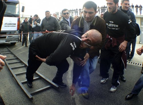 Грузинский спортсмен Лаша Патарая сдвинул автофургон весом 8,28 тонны на 21,5 метра