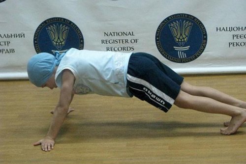 Украинский школьник Андрей Косташ – автор национального рекорда по количеству отжиманий от пола
