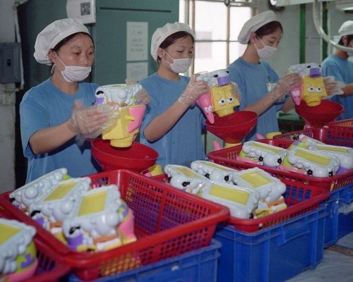 Работники китайской фабрики и игрушки, которые они производят