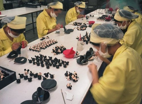 Работники китайской фабрики и игрушки, которые они производят