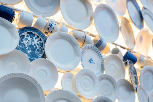 Новогодняя ёлка из 5000 керамических тарелок и чашек в Бельгии