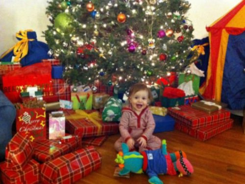 Счастливые дети с новогодними подарками