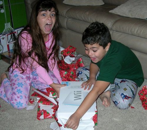 Счастливые дети с новогодними подарками