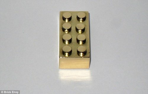 Кирпичик LEGO из золота