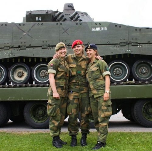 В армии служат и симпатичные девушки (34 фото)
