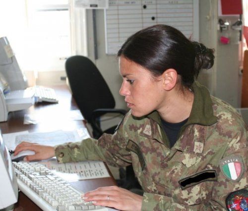 В армии служат и симпатичные девушки (34 фото)