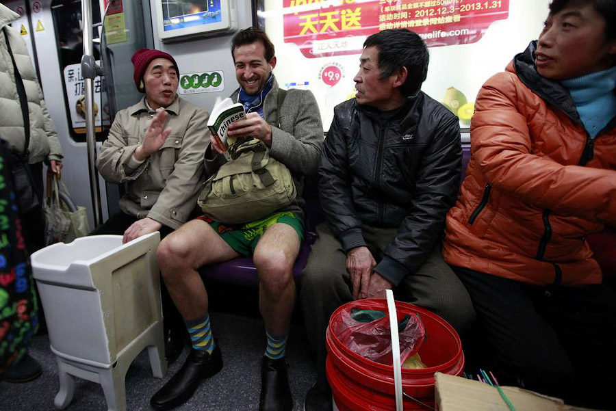 Книга продавец без штанов. В метро без штанов 2013 Москва. Man in Subway without Phone.
