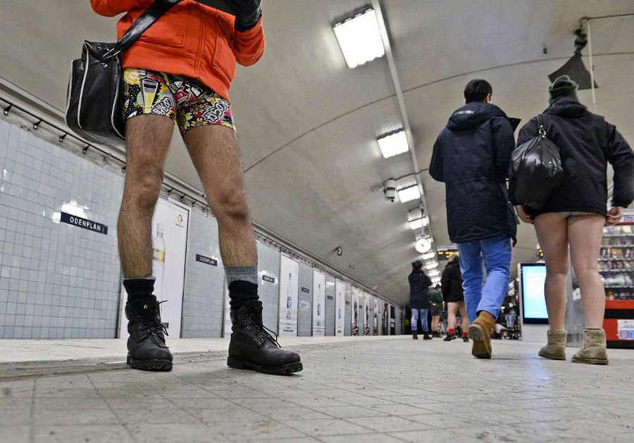 Мужчина без штанов. В метро без штанов. Пацаны без штанов. Штаны без человека.