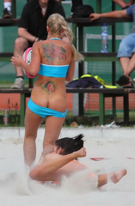 Сексуальные девушки и регби на пляже (32 фото)