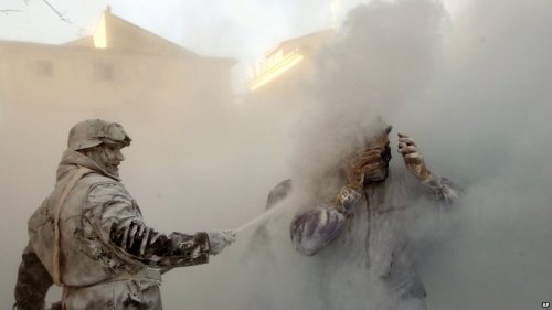 Мучные бои в испанском городке Иби во время фестиваля "Эльс Энфаринатс"
