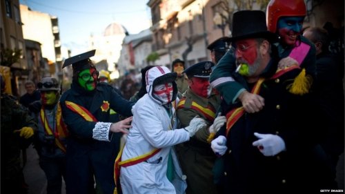 Мучные бои в испанском городке Иби во время фестиваля "Эльс Энфаринатс"