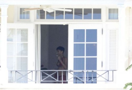 Отдыхавшая на Барбадосе Рианна показала свое тело (7 фото)