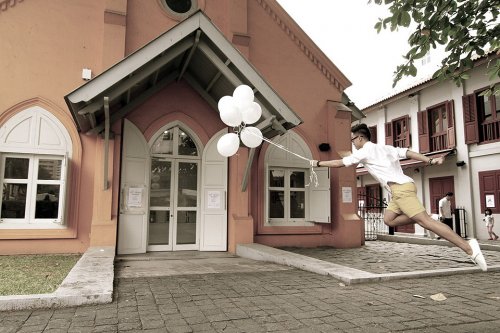 Чарующая левитация в фотографиях сингапурского арт-дуэта Levitation SG