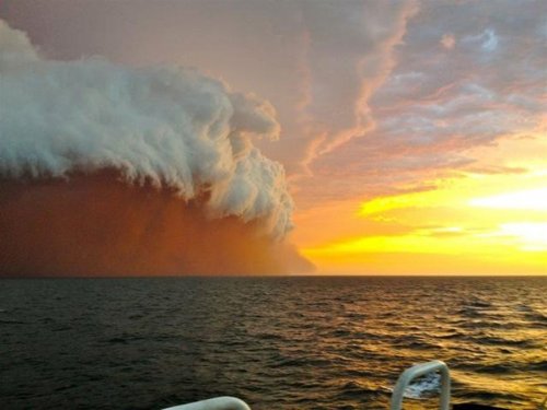 Необычный циклон у австралийского берега (4 фото)