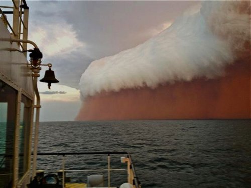 Необычный циклон у австралийского берега (4 фото)