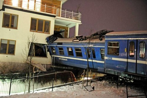 Пассажирский поезд, угнанный 20-летней уборщицей, врезался в жилой дом