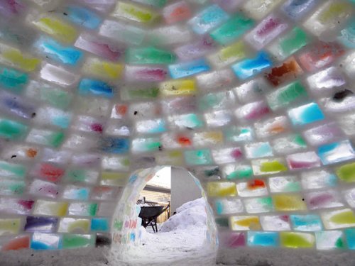 Радужное иглу, построенное с помощью 500 пакетов из-под молока