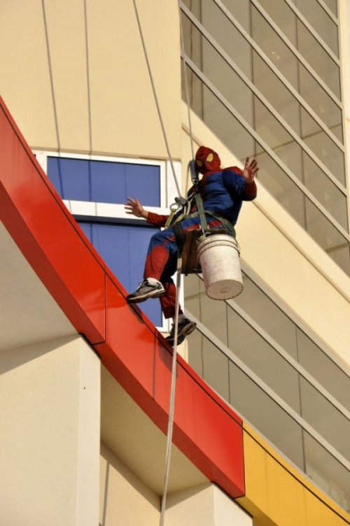 Супергерои моют окна детской больницы в Мемфисе