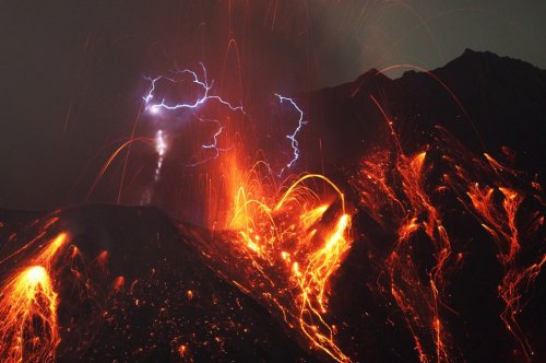 Впечатляющие снимки вулканических молний (20 шт)