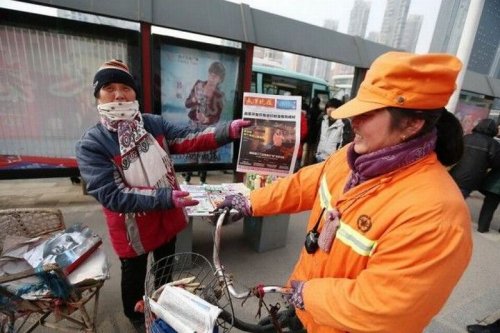 Миллионерша из Китая подметает улицы в пример своим детям