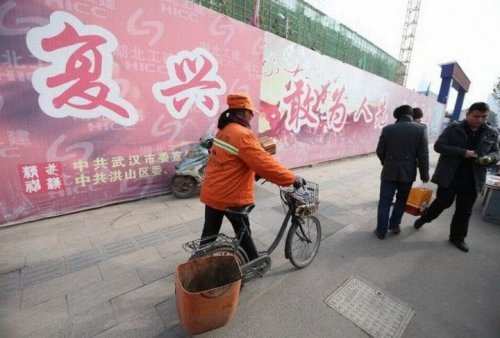 Миллионерша из Китая подметает улицы в пример своим детям