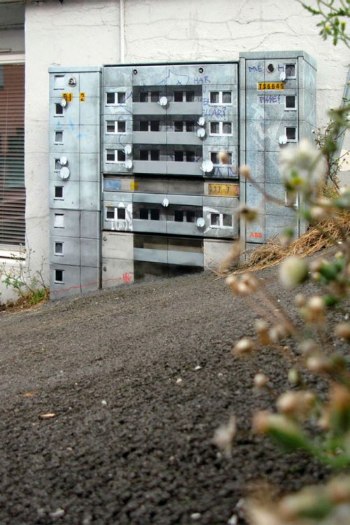 Стрит-арт немецкого художника Evol: дома-крохи в большом городе