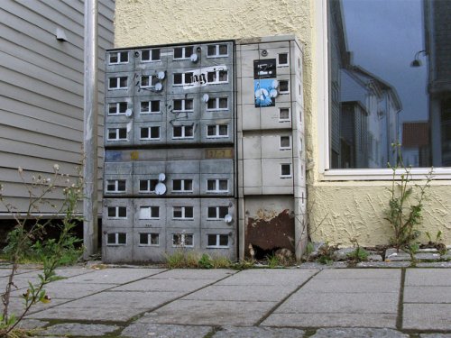 Стрит-арт немецкого художника Evol: дома-крохи в большом городе
