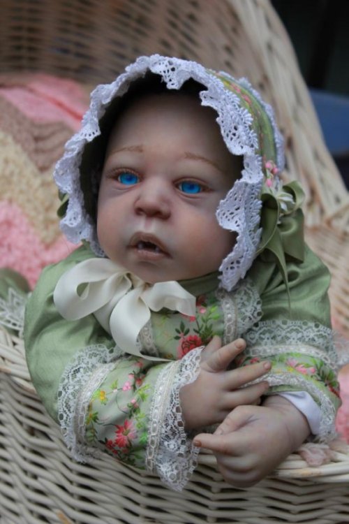 Реалистичные пугающие куклы младенцев-вампиров