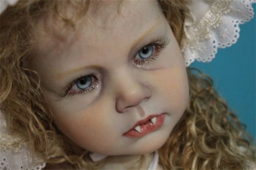 Реалистичные пугающие куклы младенцев-вампиров