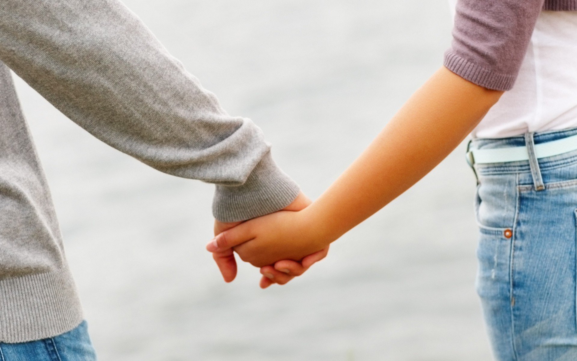 Как правильно мириться. Подростки держатся за руки. Мальчик держит девочку за руку. Примирение влюбленных. Фото руки влюбленных.