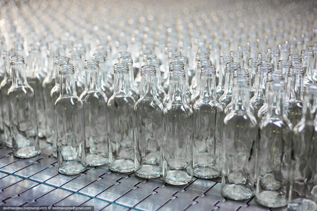 Бутылки стеклянные температура. Стеклянная бутылка. Пустая бутылка. Стеклозавод бутылки. Фабрика стеклянных бутылок.