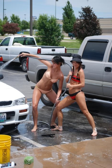 Подружки в бикини моют машины (27 фото)