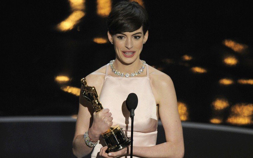 Известность и славу принесла. Anne Hathaway Oscar. Энн Хэтэуэй получает Оскар. Британская актриса Оскар. Слава известность.